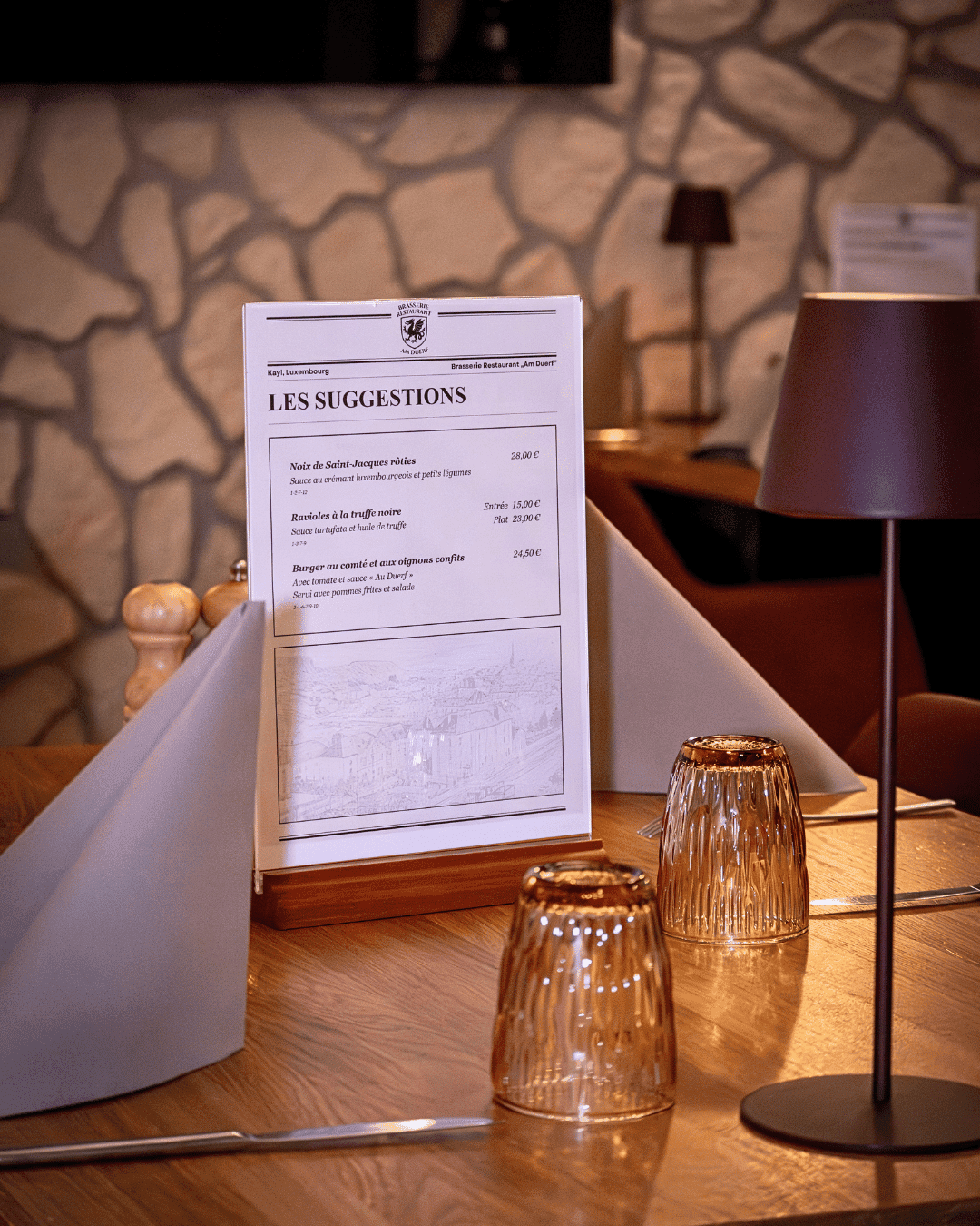 Detail um gedeckte Dësch an der Brasserie Am Duerf